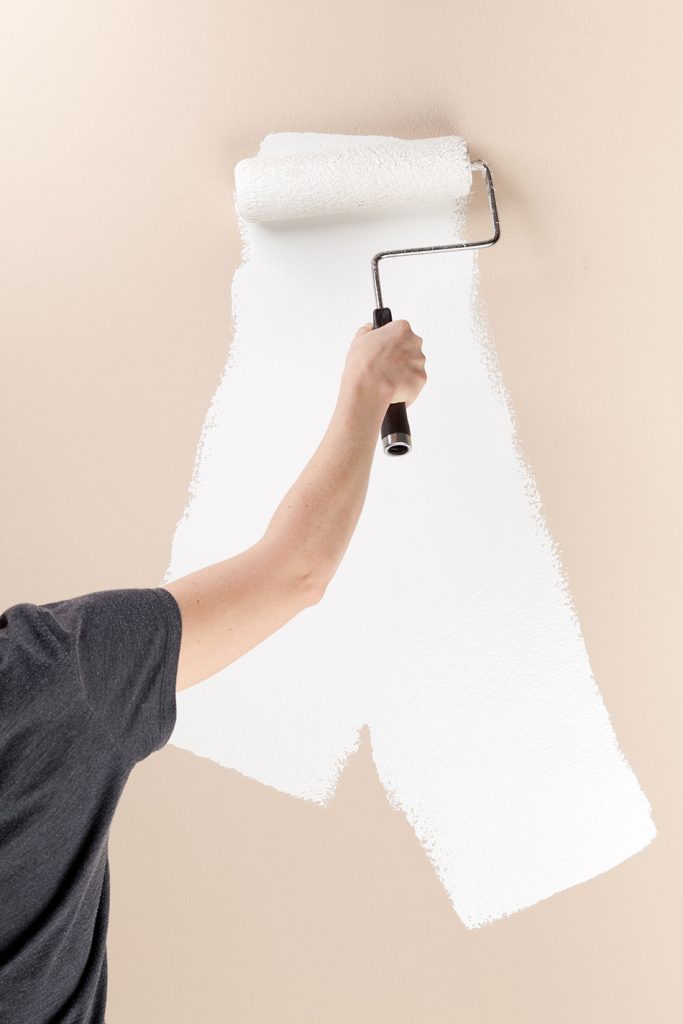 Jak wybrać idealną białą farbę do ścian: poradnik dla domowych majsterkowiczów