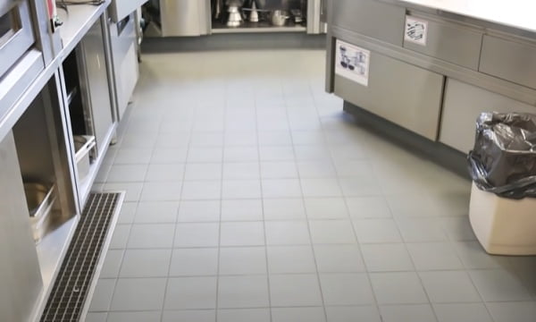 Floortec 2K-Purolid F 878 - dlaczego używamy go do malowania płytek w swoich realizacjach?